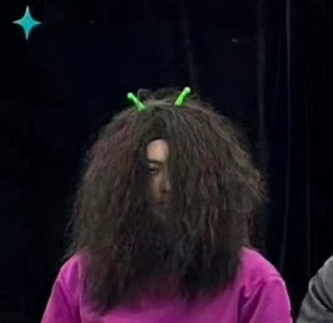 你跟我说这是王鹤棣紫衣大波浪造型太吸睛！完全不敢认这是王鹤棣，忍不住想看看头发