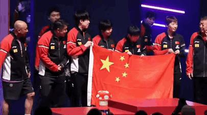 大丫头都不好意思了[玫瑰]冠军合影时刻，大丫头一看自己居然站在C位，连忙和曼昱