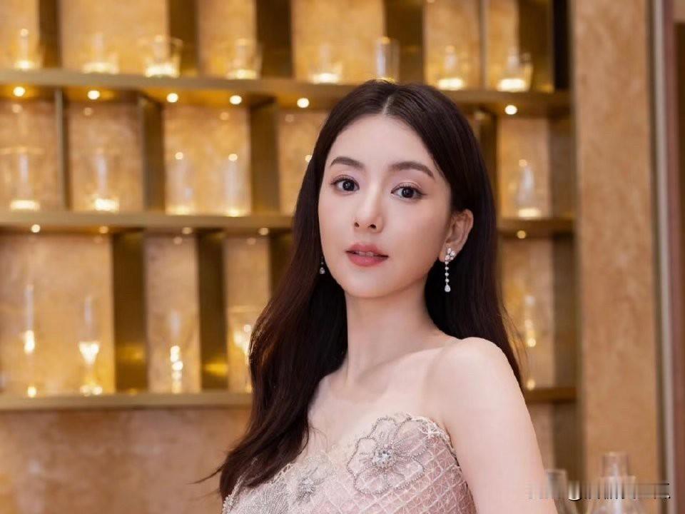 现在最无奈的还是方媛不是她非得去赚这个钱，而是桃花坞需要方媛这个自带话题的热搜