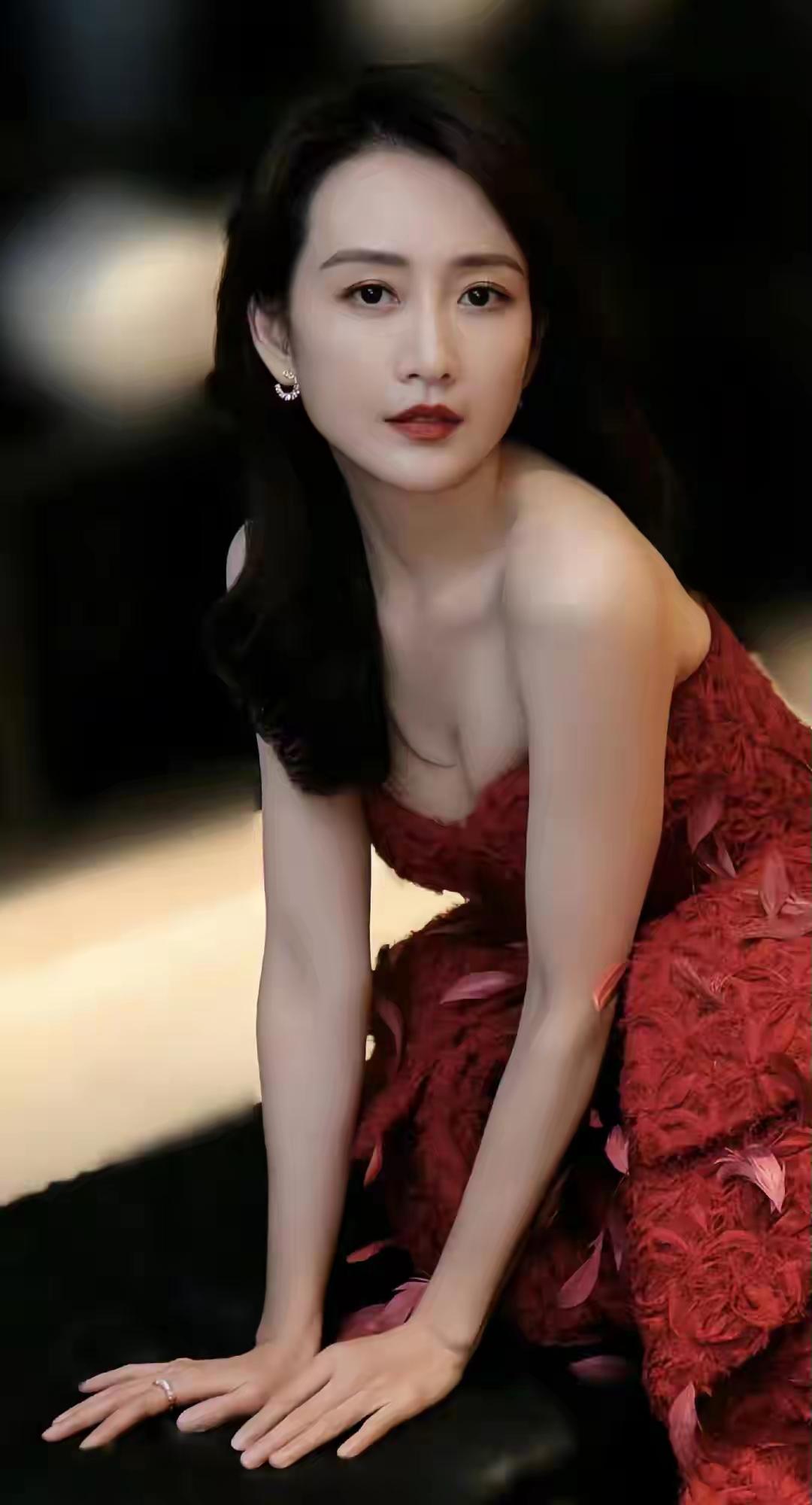 王鸥发文说是独自养育孩子，这是未婚生子，这放以前，孩子户口都上不了。想了想，女