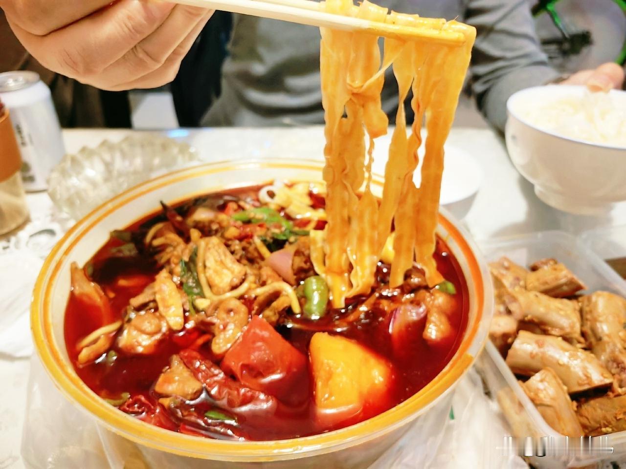 大盘鸡拌面打包回家味道也不逊色！小店不大，几张桌椅总是坐得满满当当，熟客进门不