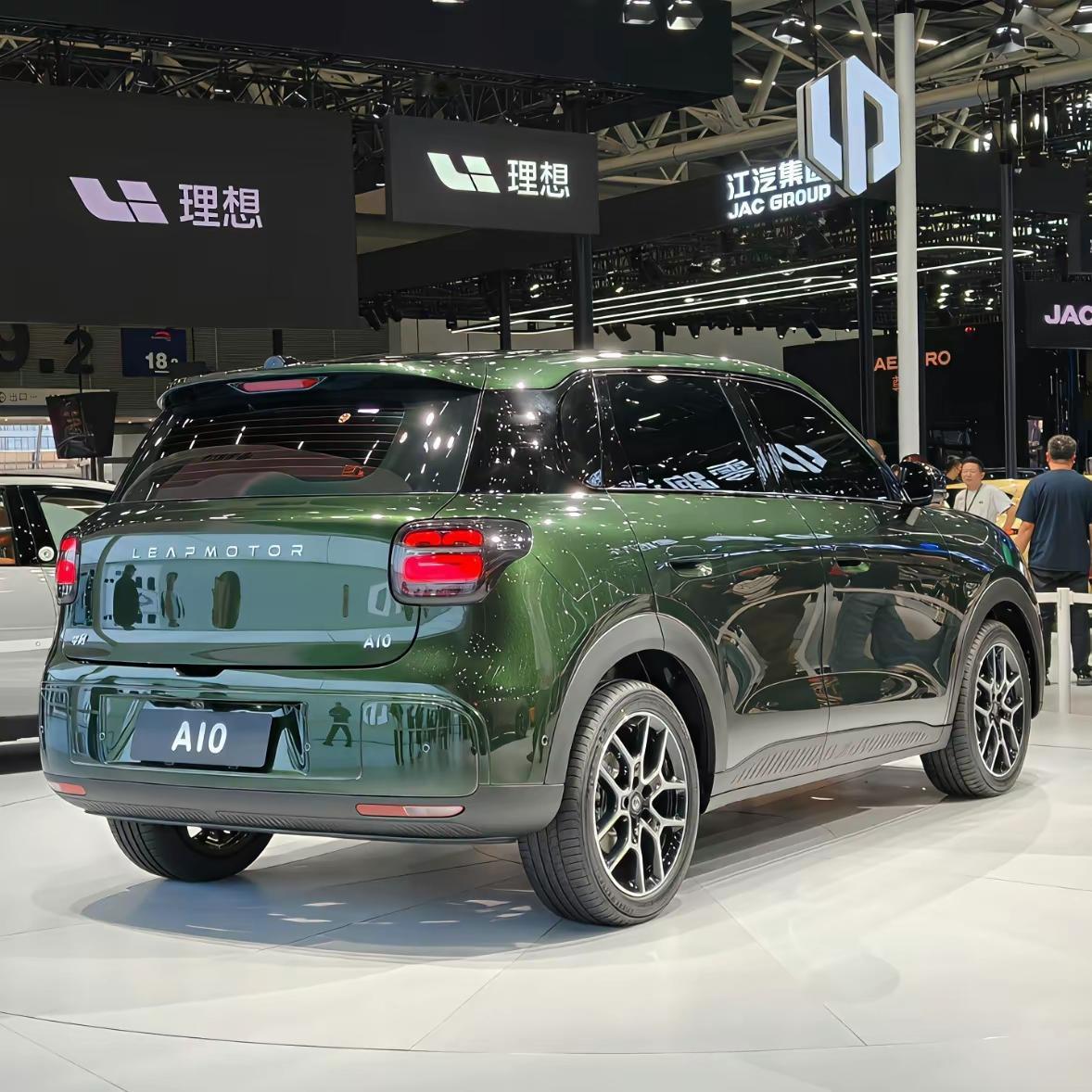 2025广州车展，零跑A系列首款车型A10正式发布。这款纯电小型SUV对标吉利星