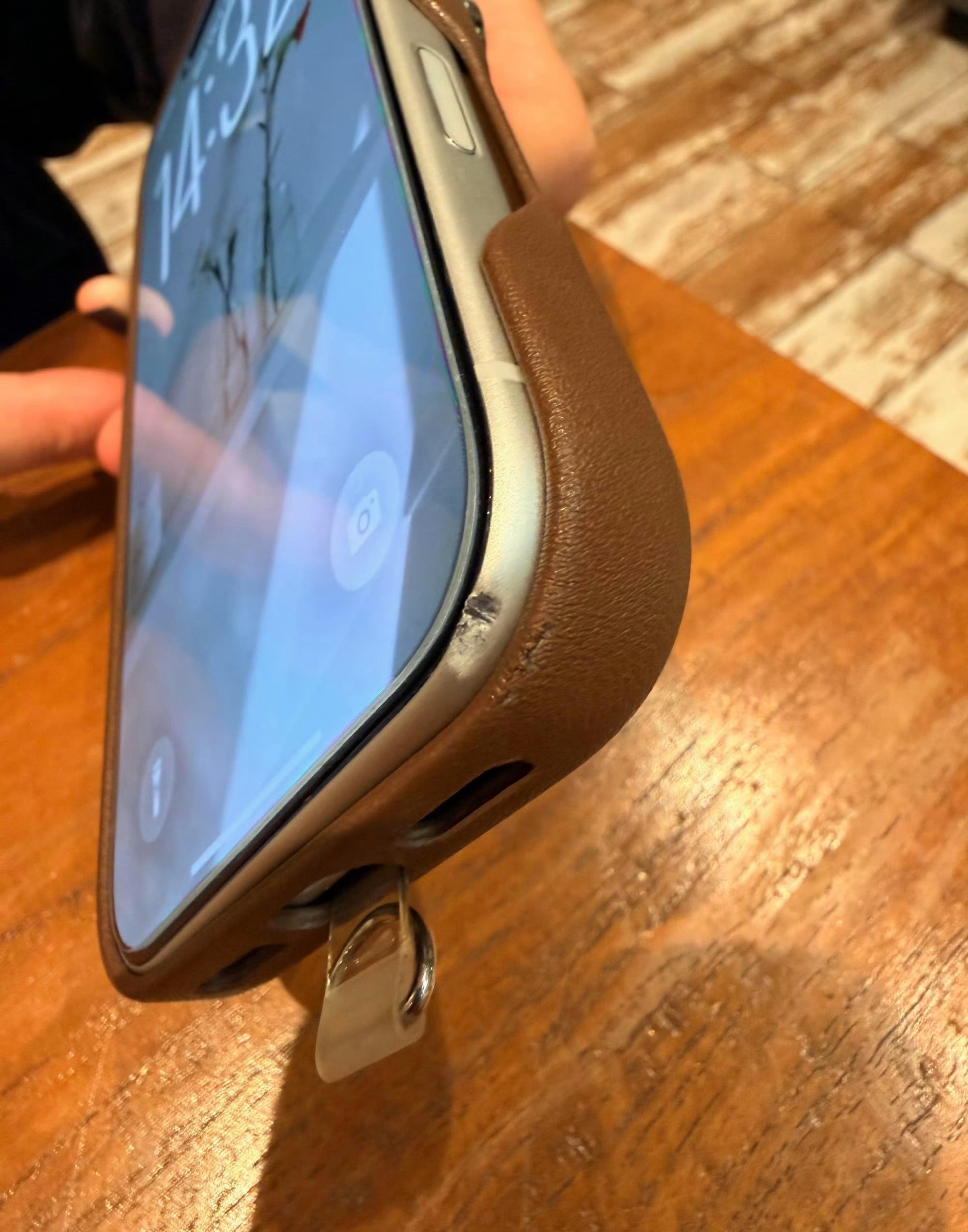 iPhone或重回钛金属iPhone你可快用回去钛金属吧，我真是被17的铝