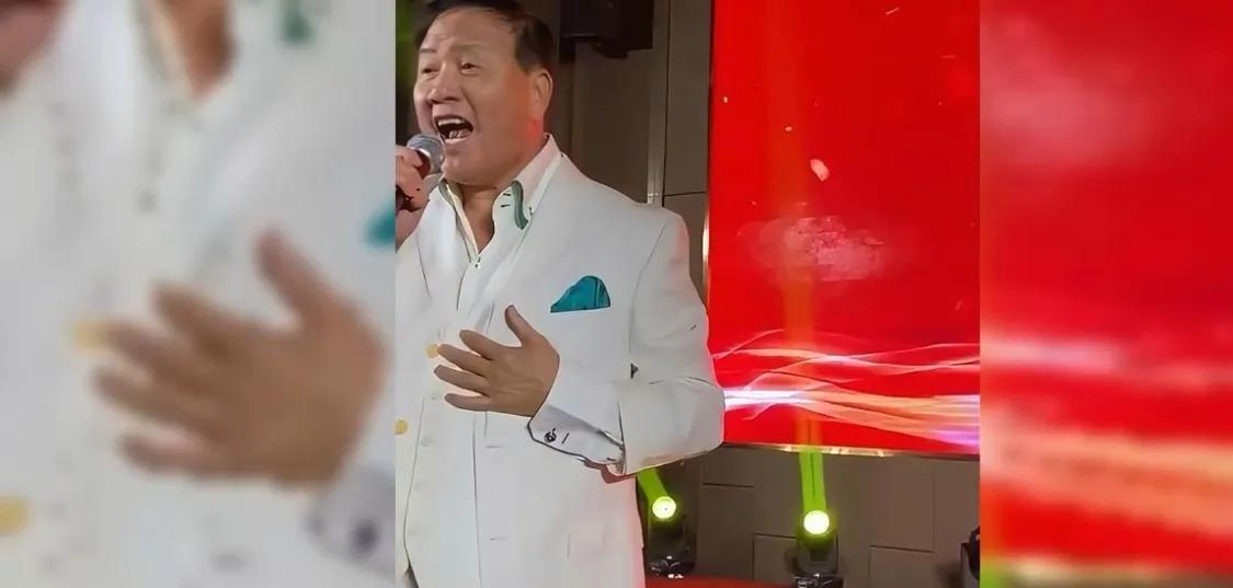 68岁万梓良现在居然在酒吧驻唱？！穿得挺整齐却难掩沧桑，当年帅气霸气的“大哥”如
