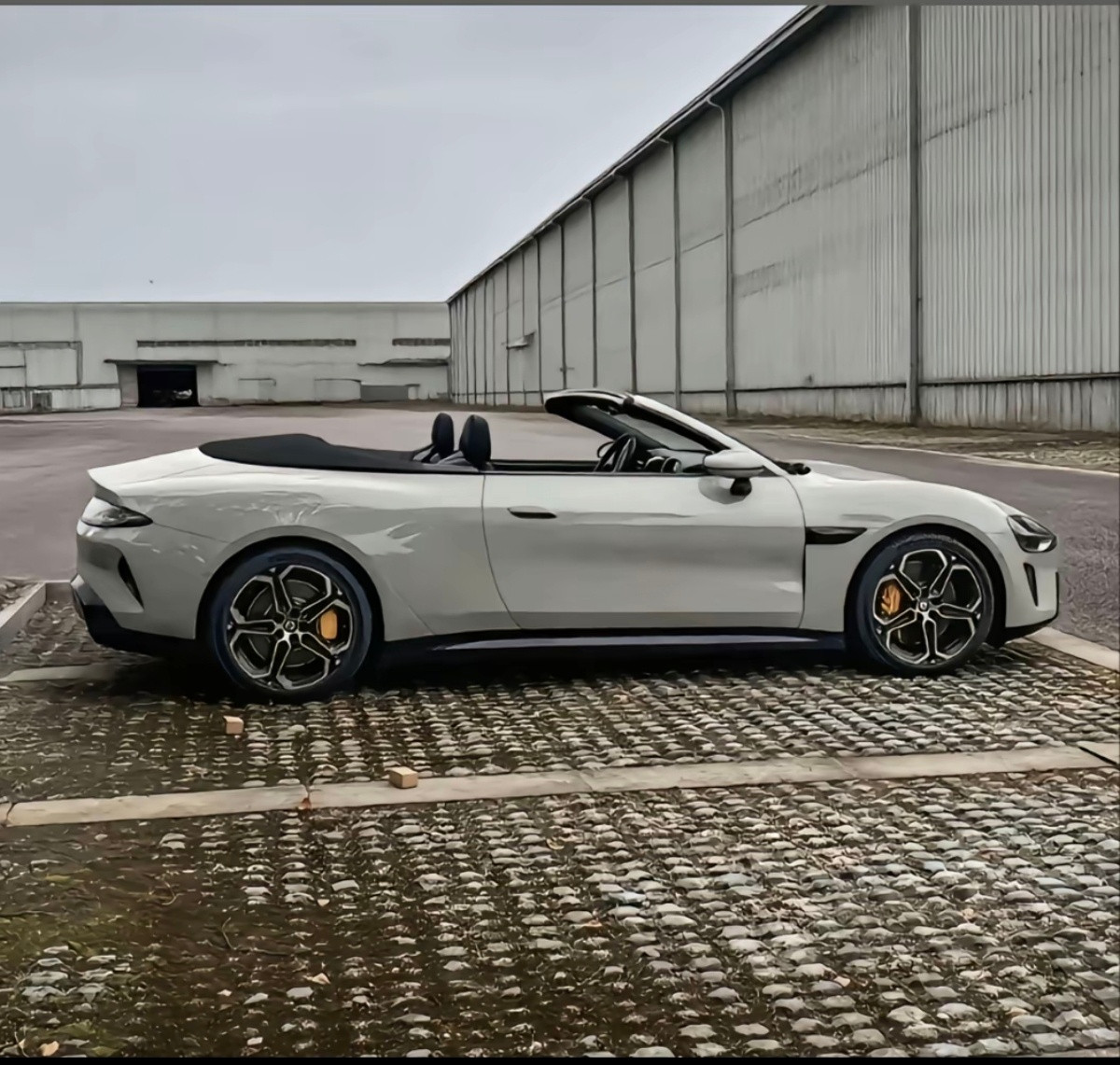 小米SU7敞篷版，挺好看的……图源来自网络，目前没有，但我相信，以后一定会有。