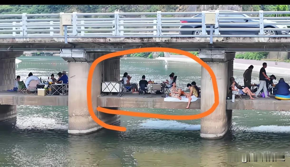 真的不明白啊，这属于什么桥梁建筑呢？上面通车，下面桥墩之间还建个平台，是有