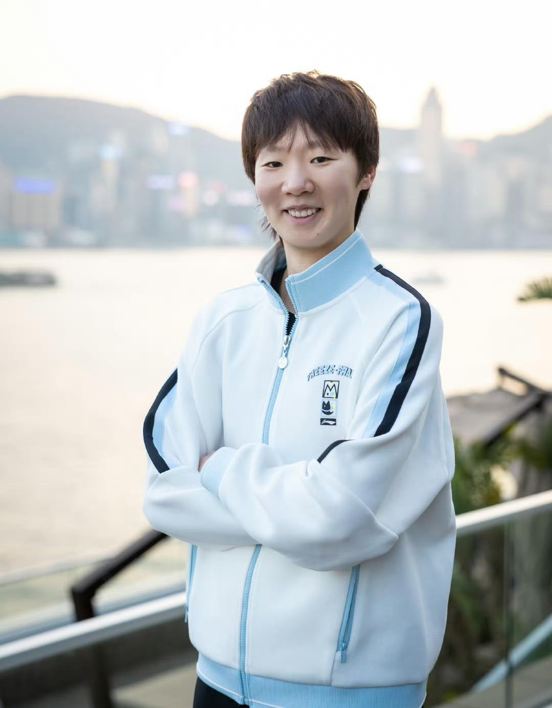 维多利亚港前拍出标准微笑照的王曼昱！虽然日程安排满满当当，曼昱看起来精神真不错