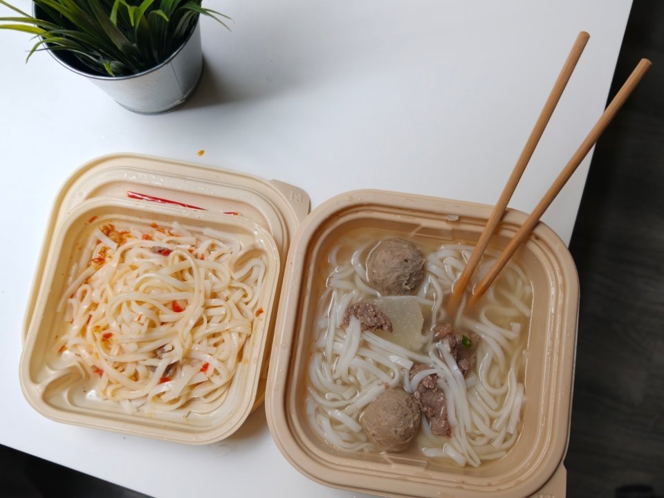 今天中午吃的八合里鲜牛肉&牛肉丸粿条。分量足够大，汤鲜味美。一半粿条拌了它家独家