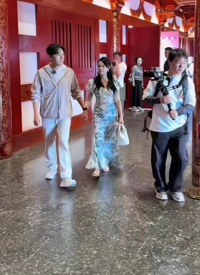 谁能看出来伊能静都58岁了啊！这状态也太绝了，满满的少女感直接溢出屏幕，脸蛋紧致