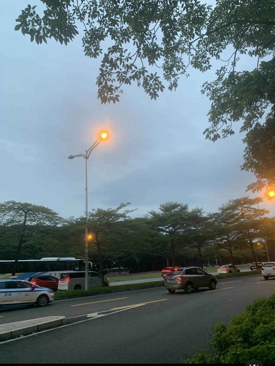 深圳网约车司机算完账慌了！日入500竟存不下钱，成年人的体面全靠硬扛！同乡在深圳