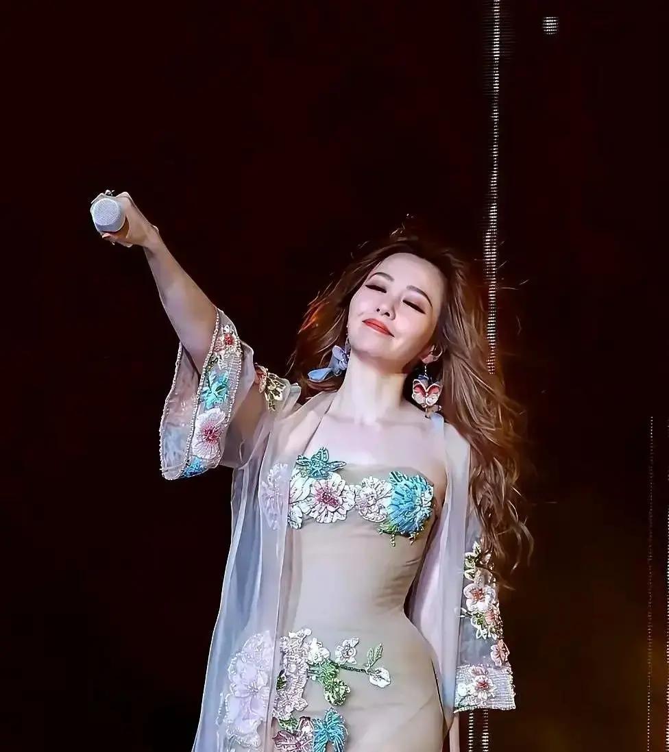 张靓颖一晒健身照，评论区秒变夸夸群：“这姐的肌肉线条藏都藏不住！”以