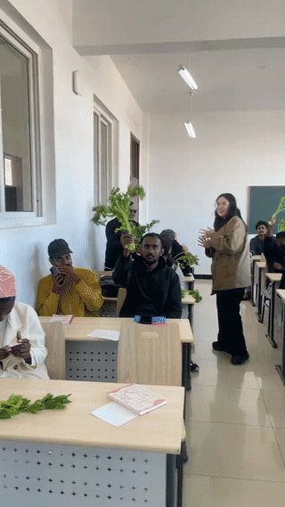 大学老师给每一位外国留学生都发一把芹菜？这是什么意思？难道向这些外国留学生宣