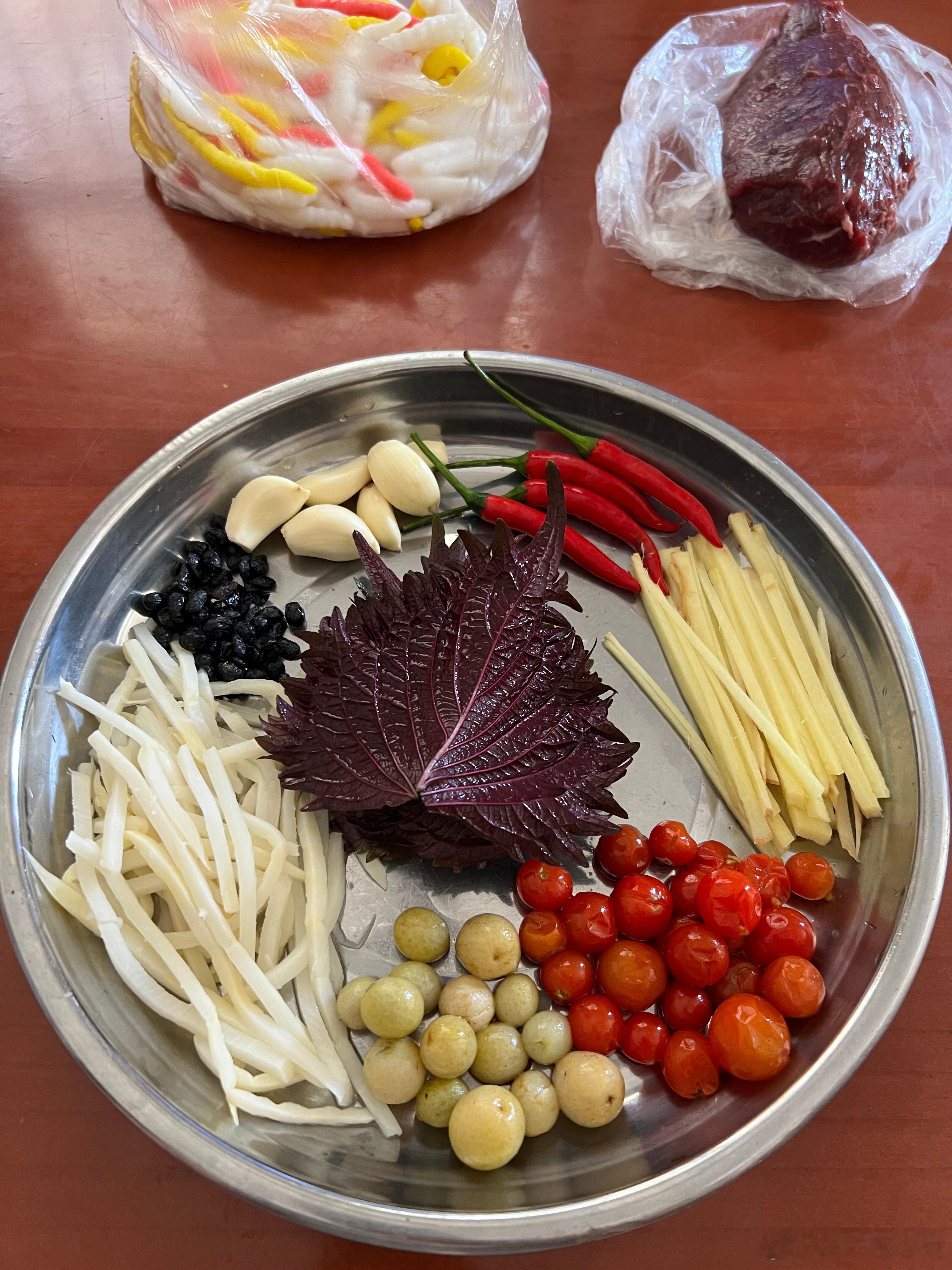 晚餐老友牛肉炒粉虫，椒盐排骨，蒸花蟹，筒骨莲藕汤，炒油菜​​​