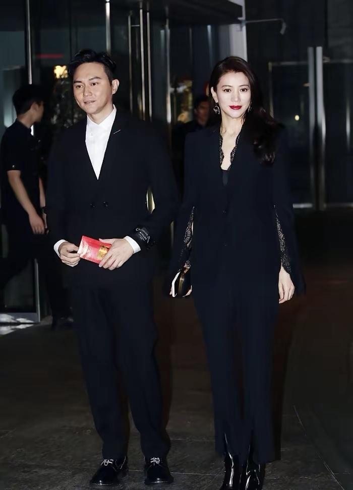 张智霖袁咏仪这对，是真把“50岁”活成了形容词。俩人穿深色西装出席活动的照