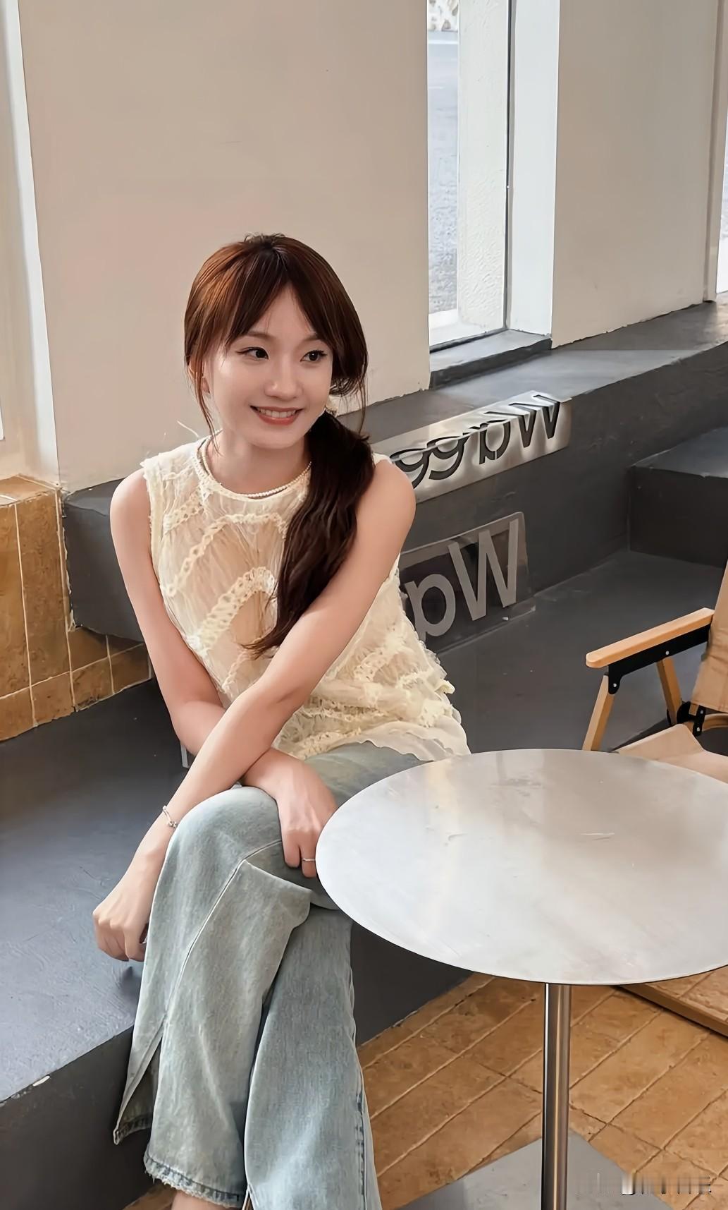 窗畔佳人笑靥娇，咖啡香里韵如韶；清风也恋甜滋味，漫把烦忧尽数销。清韵佳人手