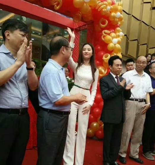 刘亦菲出现在小县城某商城，这腰臀好顶啊！