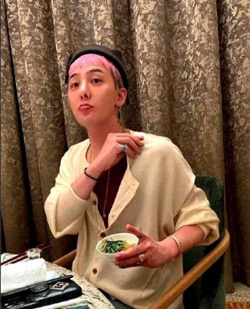 权志龙现身澳门。吃起了腐乳空心菜。还顺手端起了茅台酒杯。画风突变，让人一时间分不