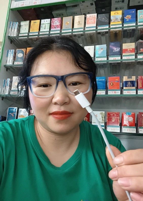 一个小伙子来买两包骆驼，付钱的时候他才说他手机关机了，让先欠着，下次来买东西的时
