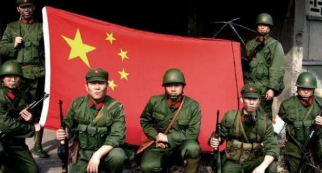 1984年，一位军嫂愤怒地将解放军军官丈夫告上了法庭。在法庭上，军嫂质问丈夫：“