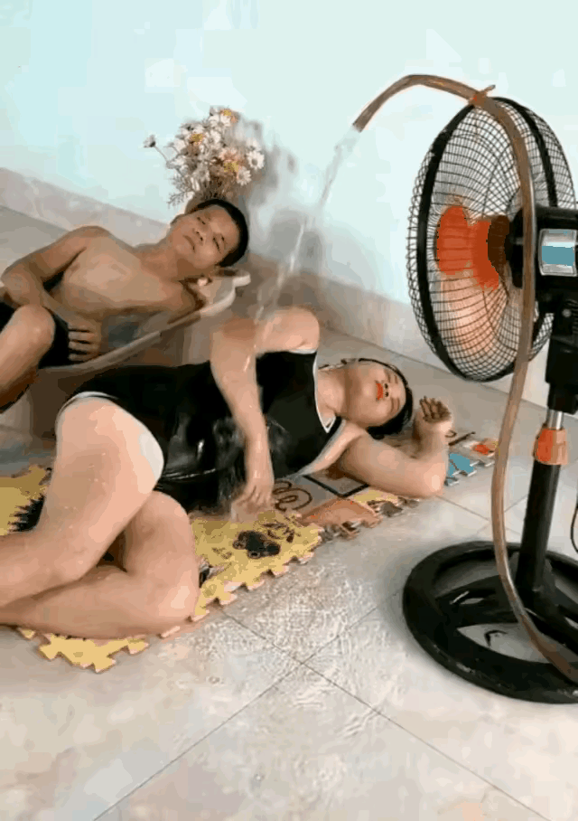 今年夏天，很多数人都反映天气热，有一对小夫妻突发奇想，琢磨出了消暑的新点子。他们