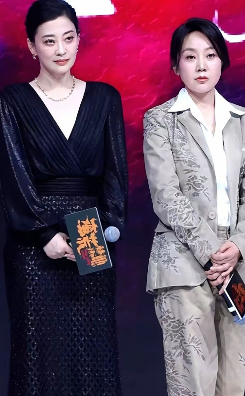 两个女演员的同框，梅婷在身高、颜值上完全秒了闫妮，至少她是纯天然的颜值，看上去没