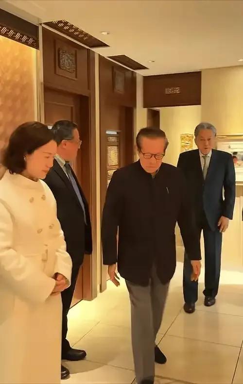 49岁的翁帆高调拜会鸠山由纪夫，现场她双手合十，姿态优雅，不卑不亢尽显从容大气。