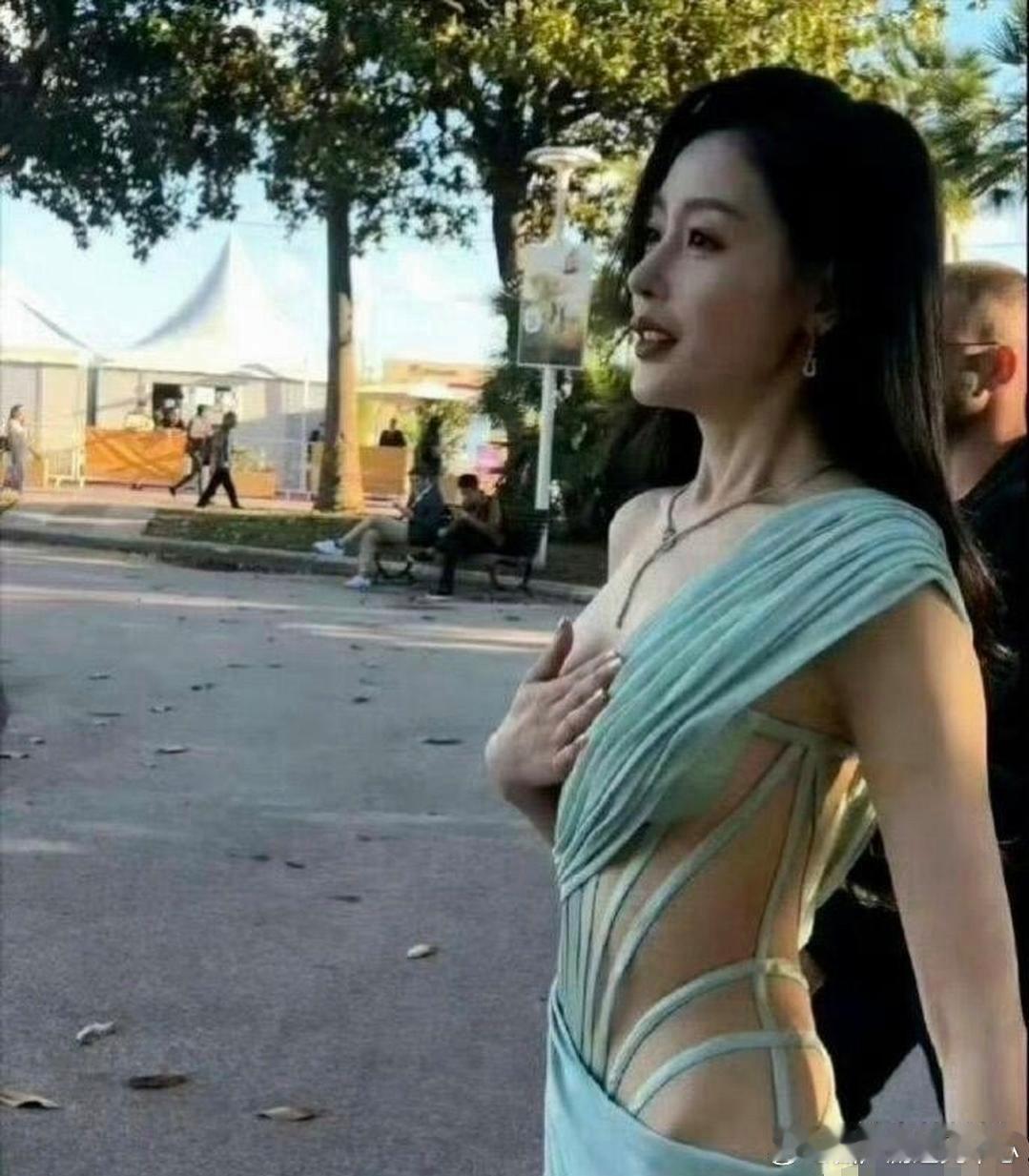 张天爱但凡有一点赘肉，都穿不了这衣服