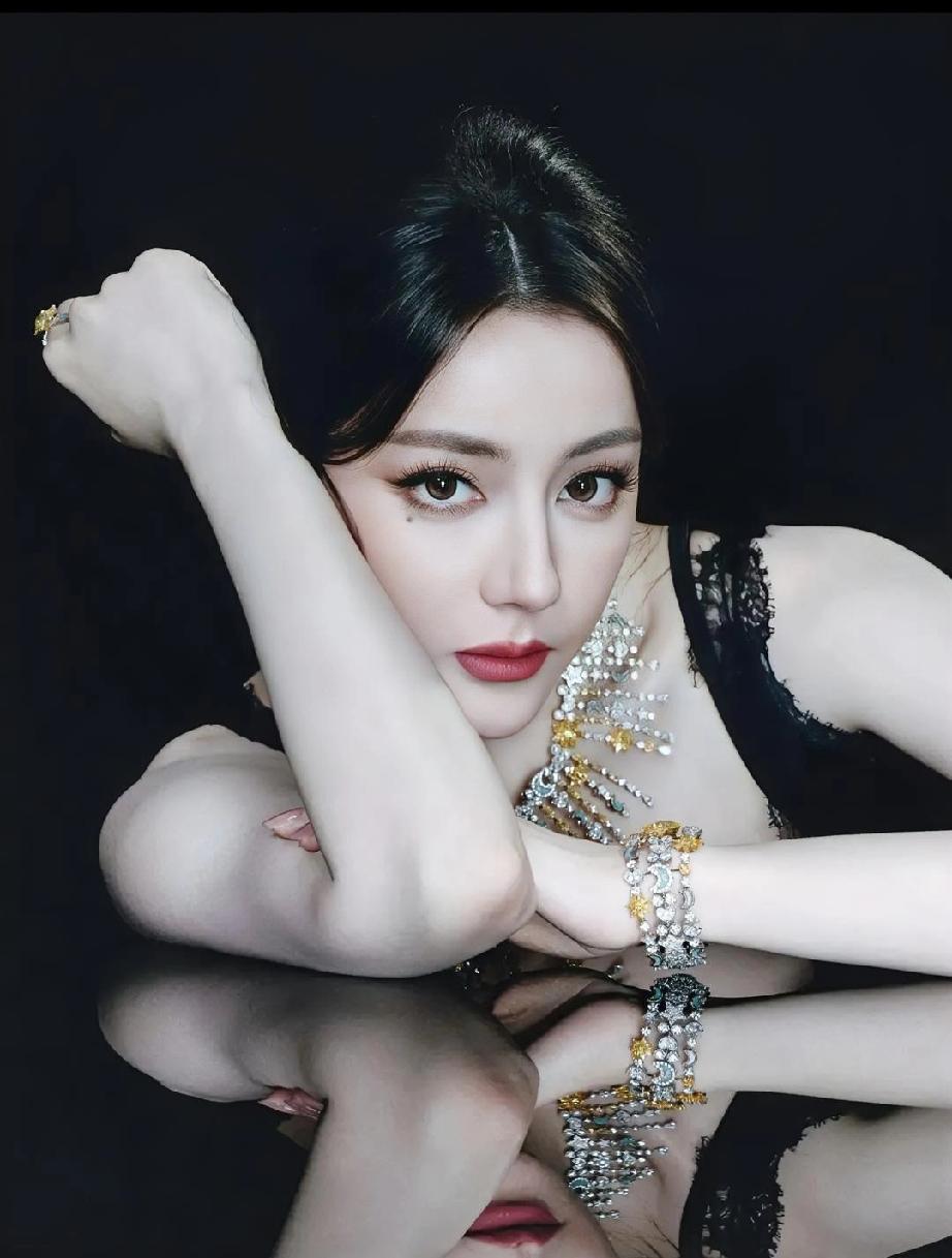 迪丽热巴用亲身经历给所有老实人上了一课，那就是：人善永远被人欺，哪怕是顶流明