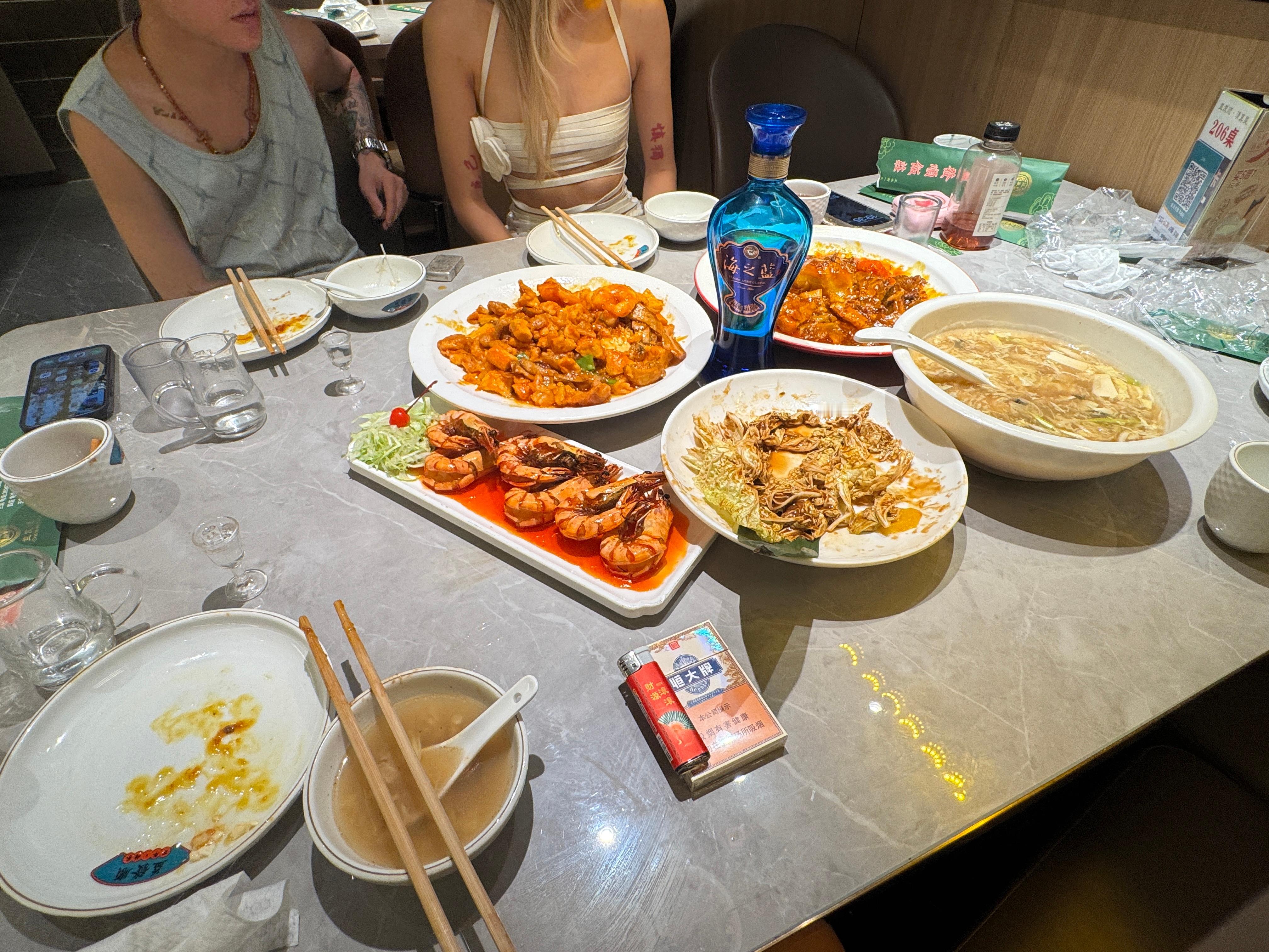 和桃子小助理两口子相聚TJC，桃子姐今天ootd名模风，天津菜好吃～天津美食