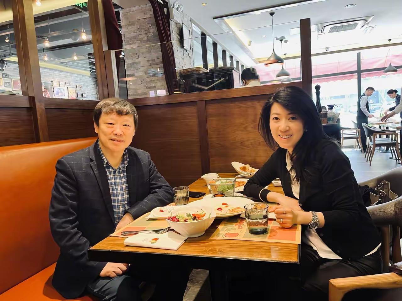 胡锡进2024年亲自发布了一张与方芳见面的照片，还配文《老胡见了这位“中国美女间
