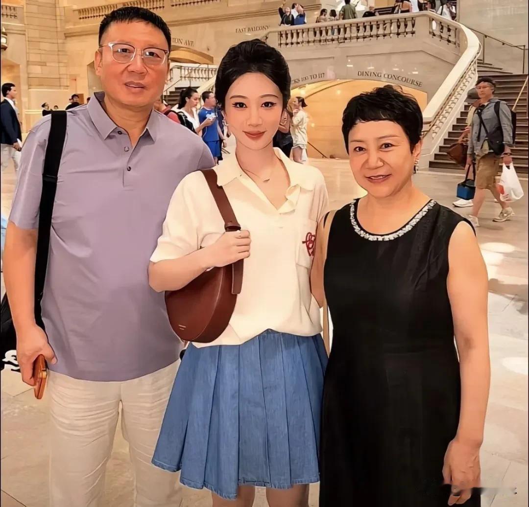 哇！杨紫带爸妈游纽约！晒全家福！近日，杨紫一开始在个人账号上晒出的纽约随