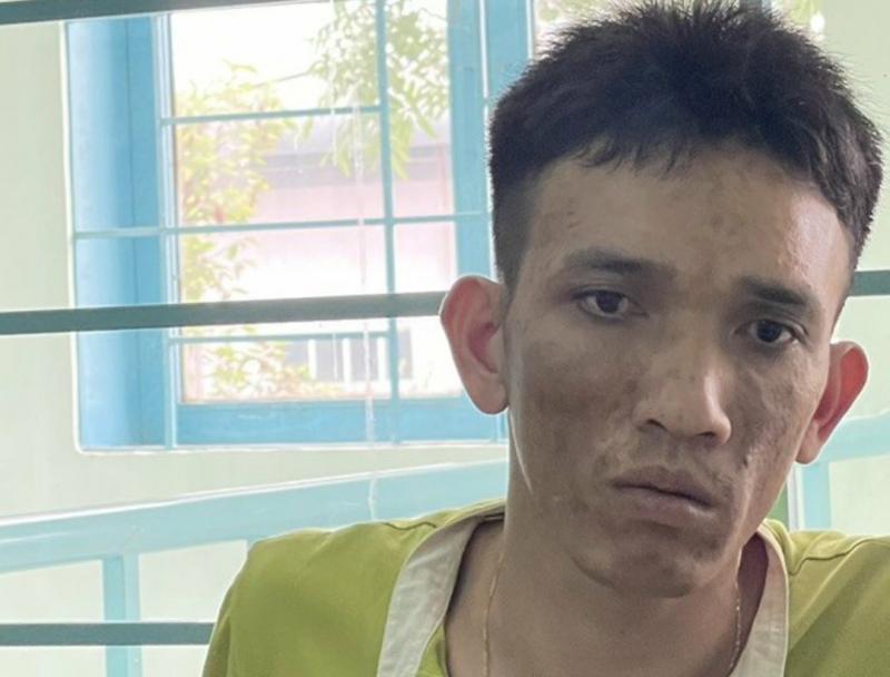 将毒品粘贴到钞票中，然后将其出售给吸毒者越南平阳警方抓获一名将毒品粘贴到钞票中