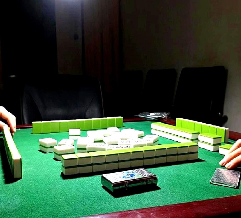 打麻将最闹心的，从来不是输钱，是有人赢了还临时改规则讹钱。上周跟朋友凑局，对