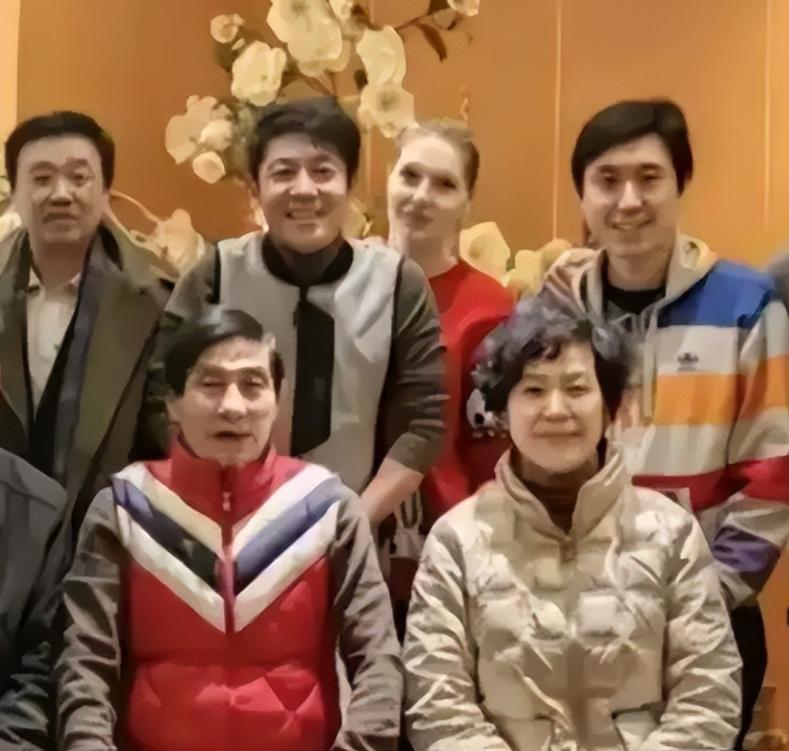 撒贝宁被拍到蹲路边吃热干面，评论区骂声一片，直到有人翻出了他母亲的事好多人说他
