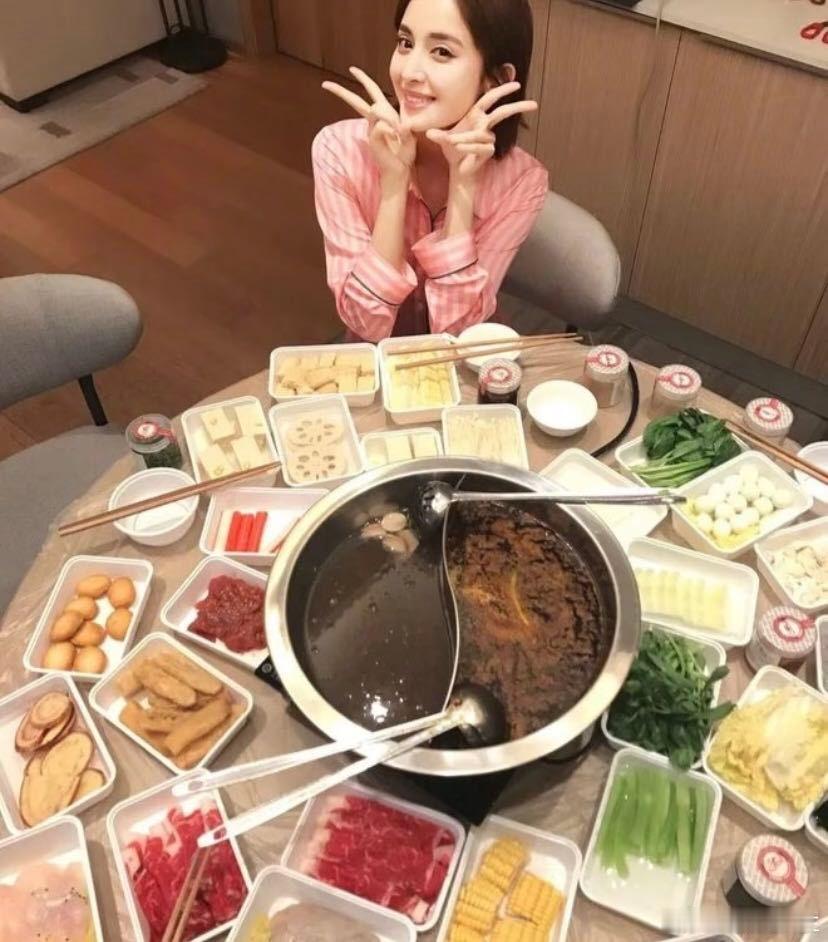 夜宵吃火锅出现星传星现象夜宵火锅星传星实锤了！前脚看到爱豆晒毛肚黄喉九宫格，后脚