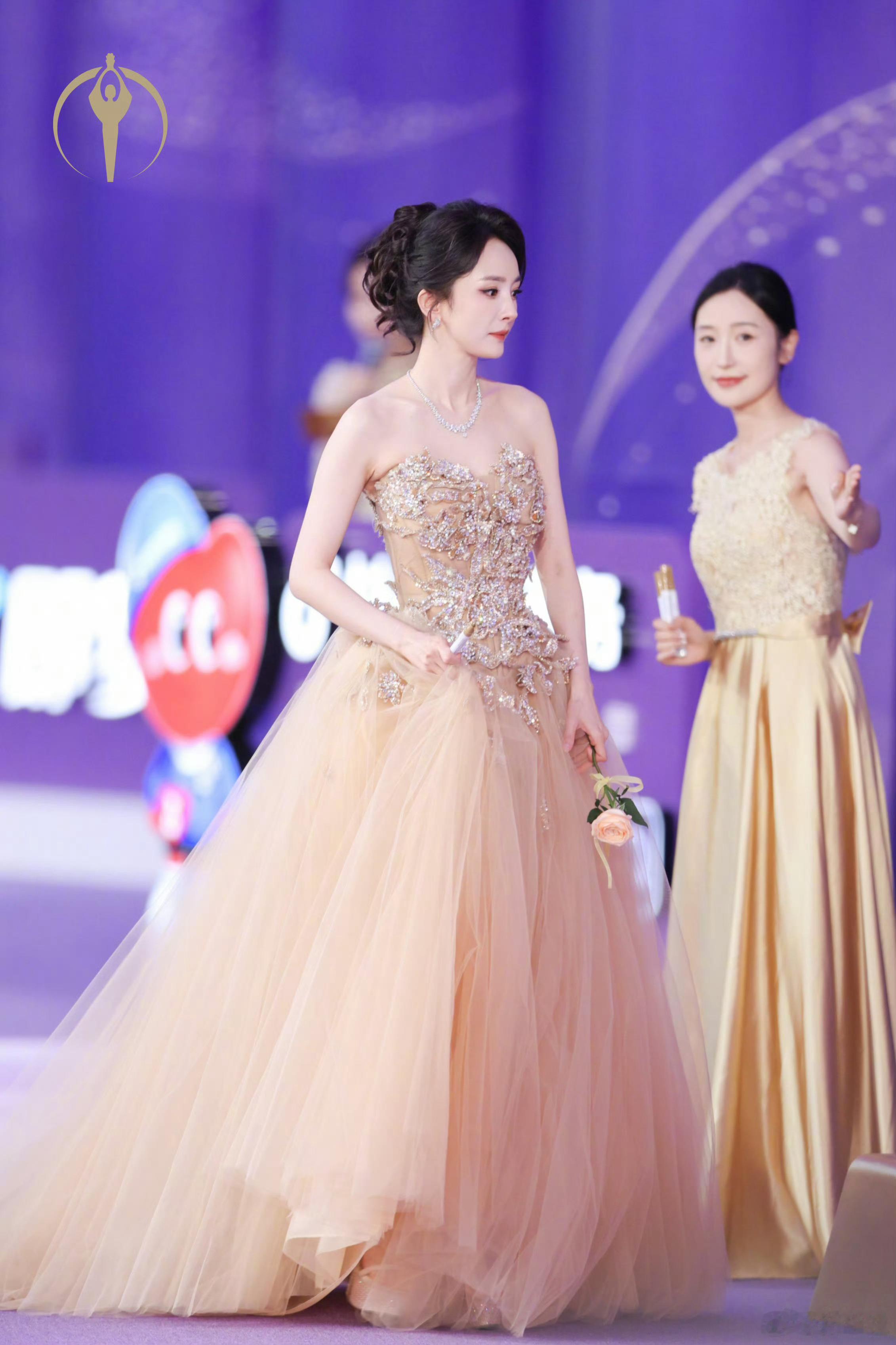杨幂星愿生日企划为杨幂守护星愿美神降临！新华社镜头下的姐姐好美！杨幂生图即神
