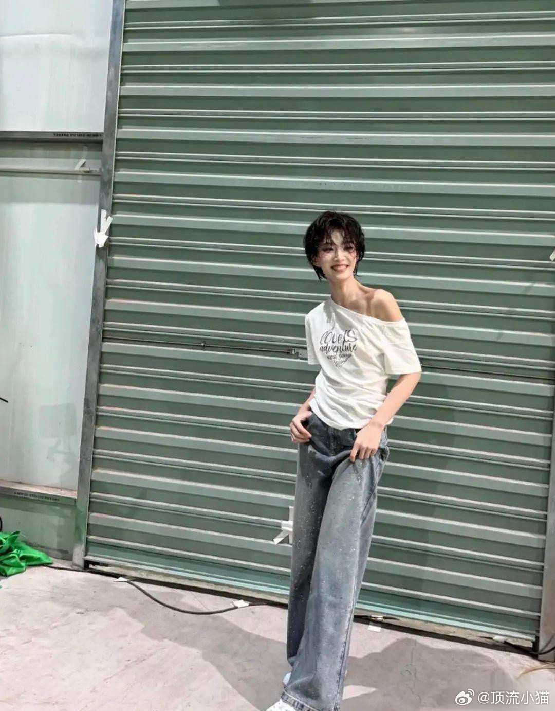 卢昱晓⁠⁠瘦‎到像﻿是‎‏骨头把‏⁠皮撑开了，这应该p不‏⁠了吧，真人﻿‏确实瘦