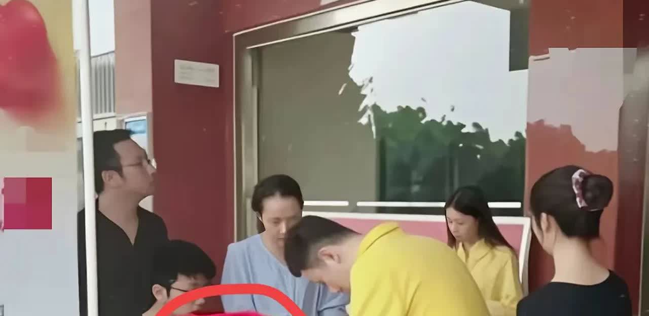 某地村民给烧伤儿童凑了12万救命钱，转交时发现公益机构要扣15%当管理费。村民当