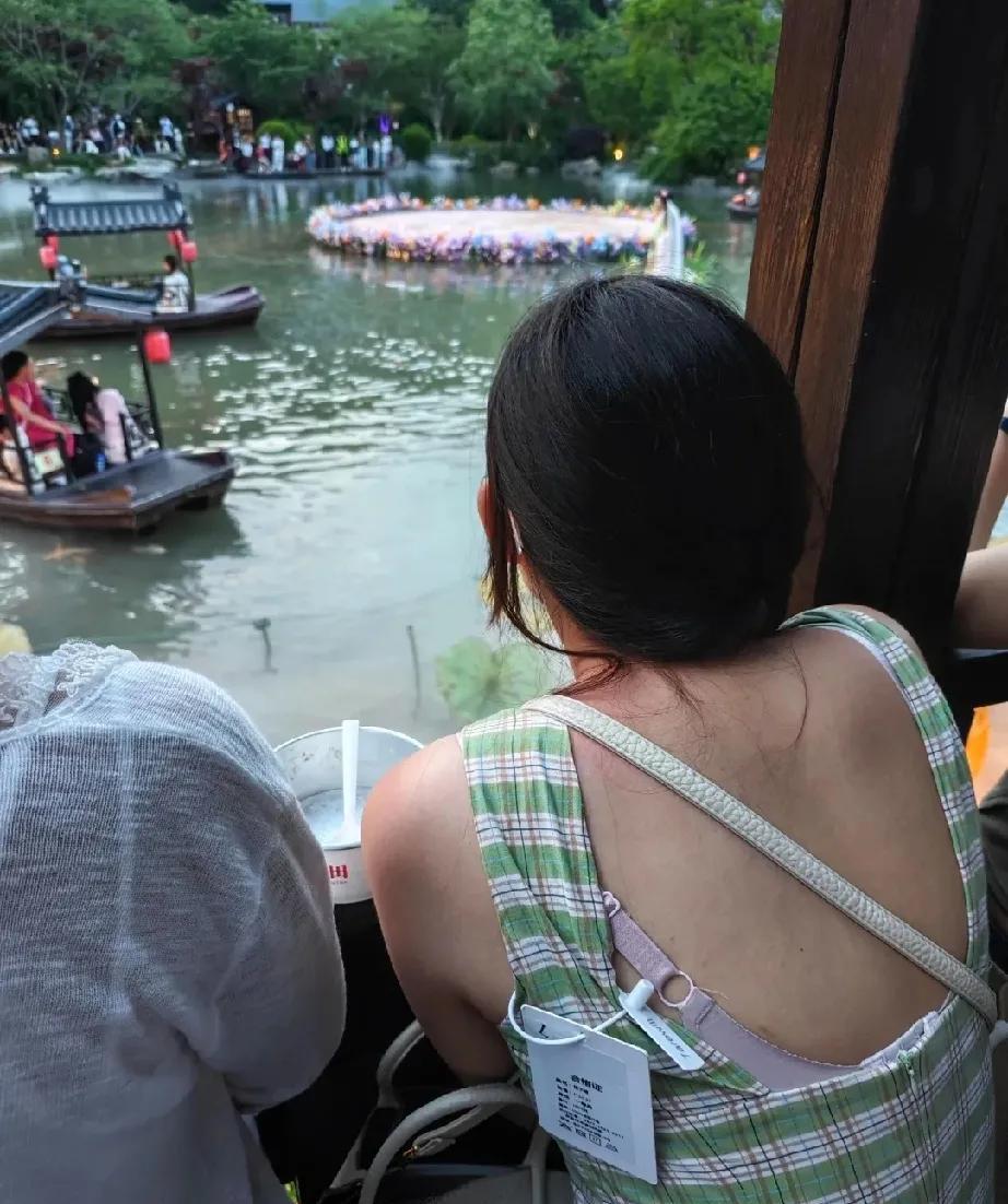 五一出游，女子衣服不剪吊牌，旅游回来后退还卖家。幸亏被网友发现，通过吊牌找到店