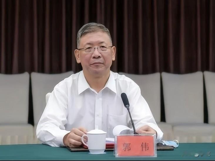 工商银行云南省分行的郭伟退休了还上热搜！他在工商银行工作多年，早期在一线从普通职