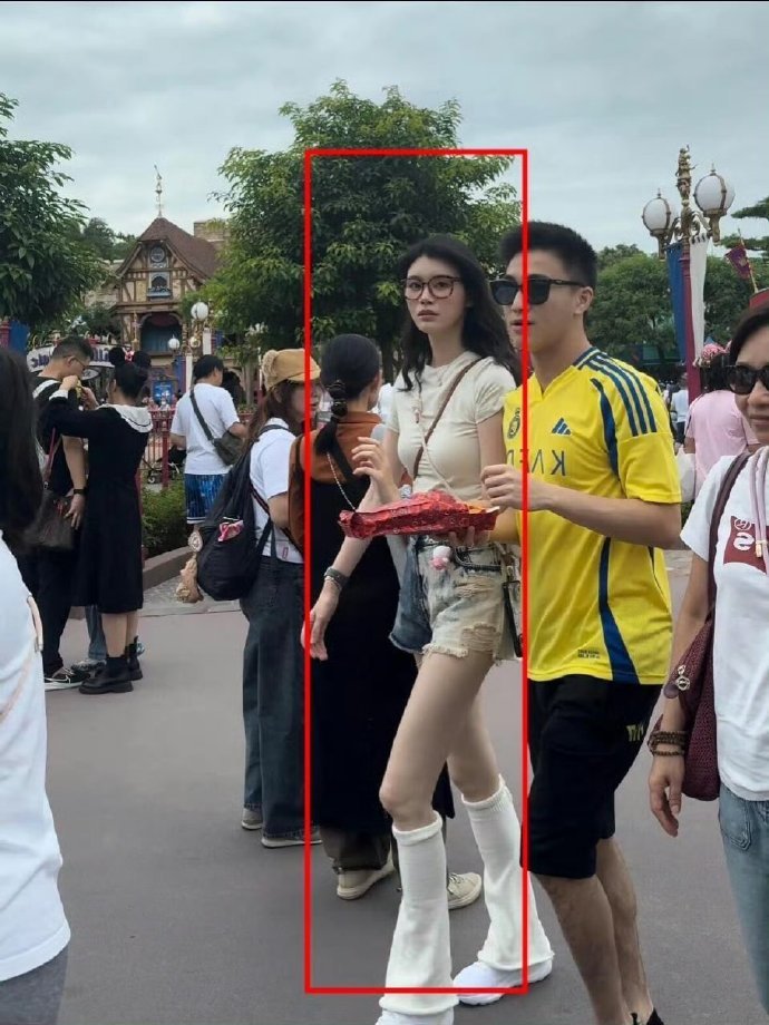我丢，奚梦瑶好恐怖，现实中又高又瘦白的发光，老公何猷君比她还矮一个肩膀，脸嫩的不