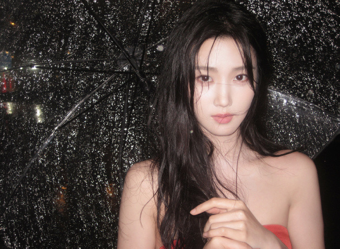 卢昱晓雨季要来了卢昱晓的《雨季要来了》氛围感直接拉满，清冷又破碎的气质太戳人，眉