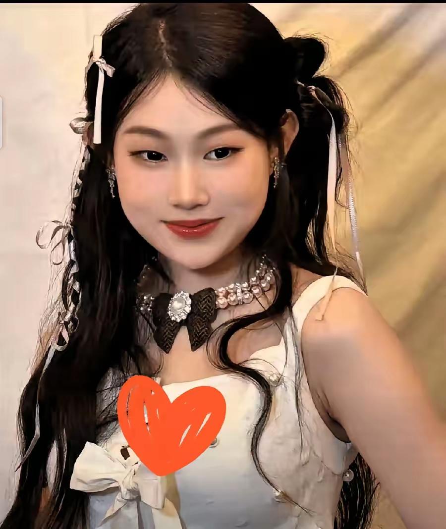 沈佳润的素颜跟化妆后，差别真的很大，普通女孩变身国际巨星，