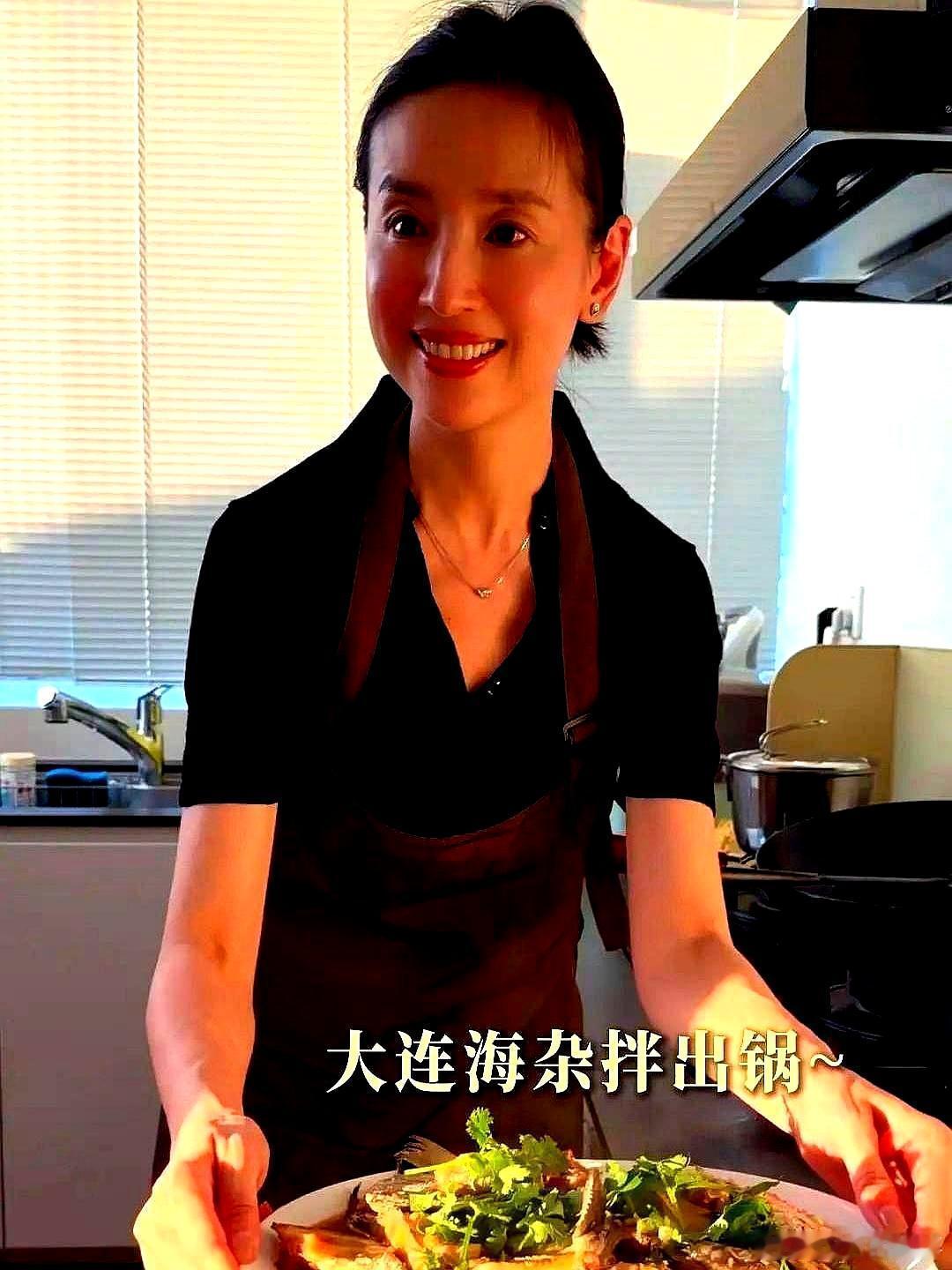 前夫潘粤明一拿到儿子的居住权，16岁的顶顶就迫不及待搬走了。本以为董洁会因此失落