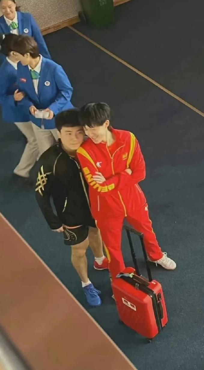 梁王组合的兄弟情，真的太戳人了✨刷到梁靖崑和王楚钦这组同框图，直接被国乒这