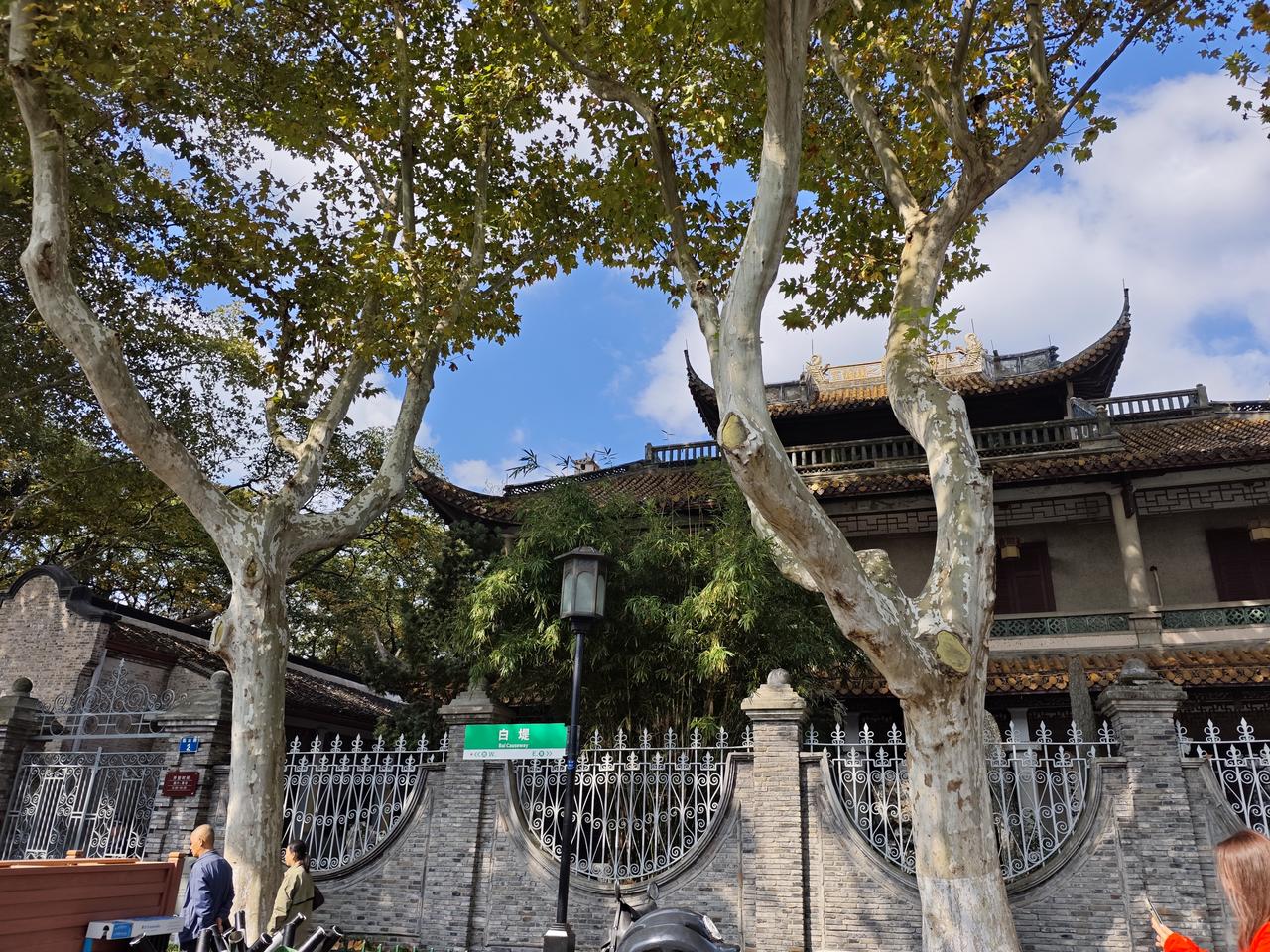 杭州西湖断桥人人皆知，也是每个游客来杭州必打卡之地。不但有着《新白娘子传奇》美丽