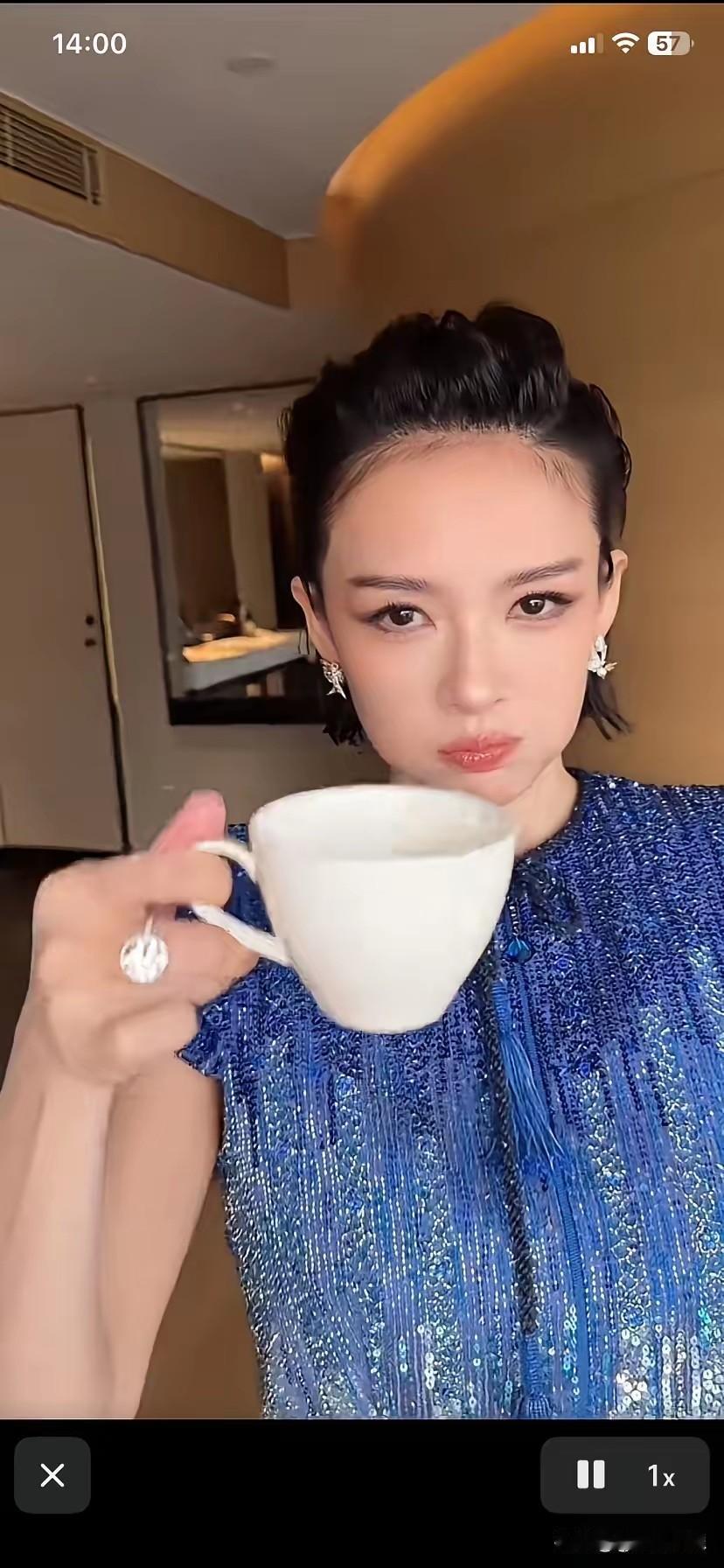 果然年纪大了都喜欢装嫩，连一向走霸气知性路线的她也逃不脱这个魔咒，她最近晒出