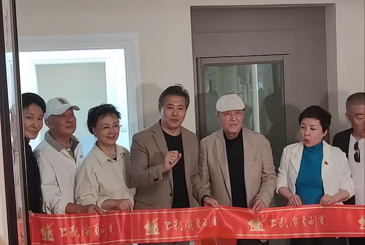 多位表演艺术家重阳节聚会！牛犇丧子后老了许多，满头白发但精神不错，达式常最年轻，