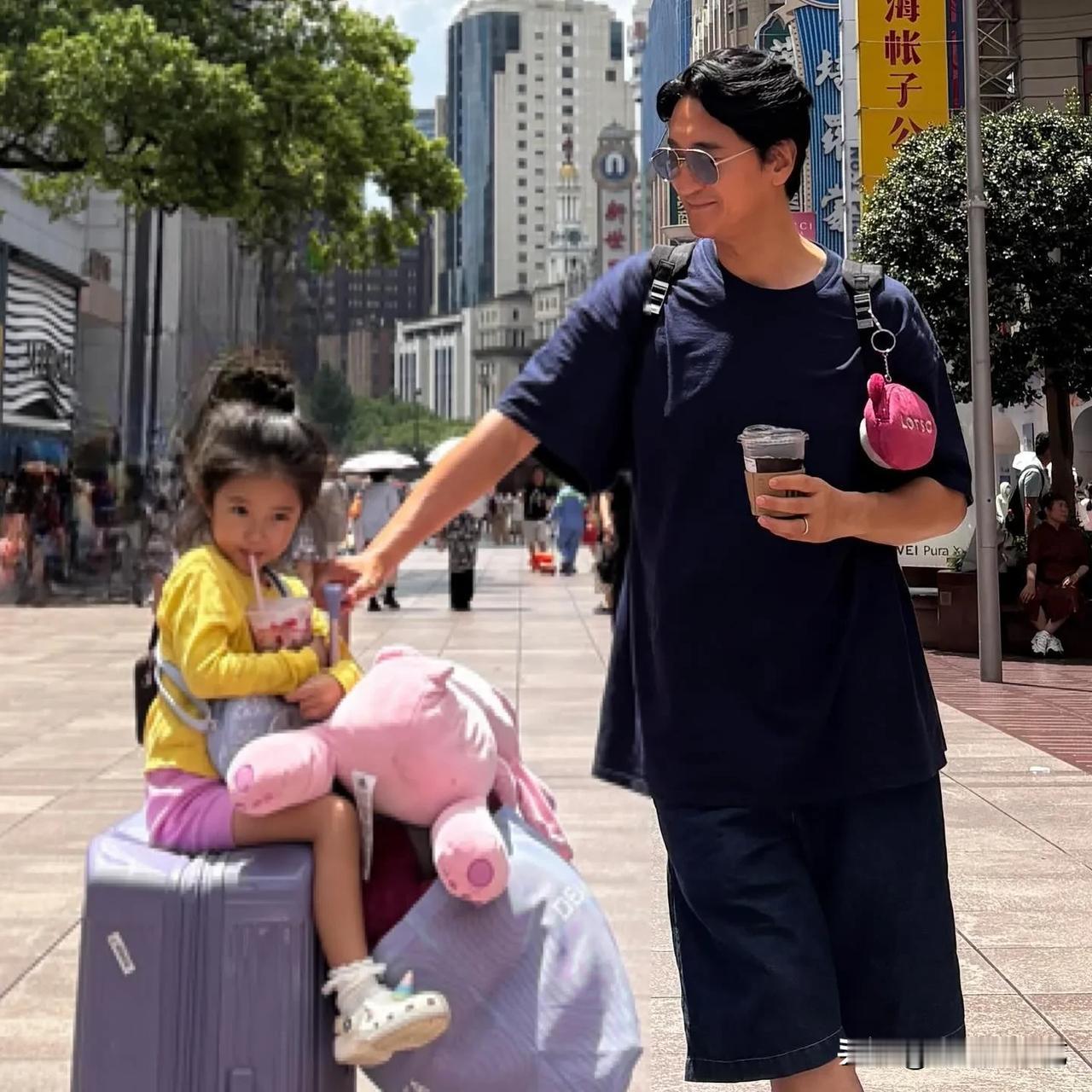 8月，演员申贤俊在自己的Instagram上上传了多张照片，并配文“我爱你”。