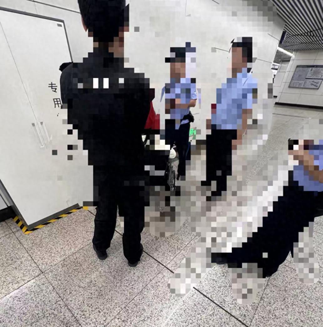 北京，一大学生坐地铁时摔倒，碰到女子腿部，将其送医检查未见异常，仍被索赔3000